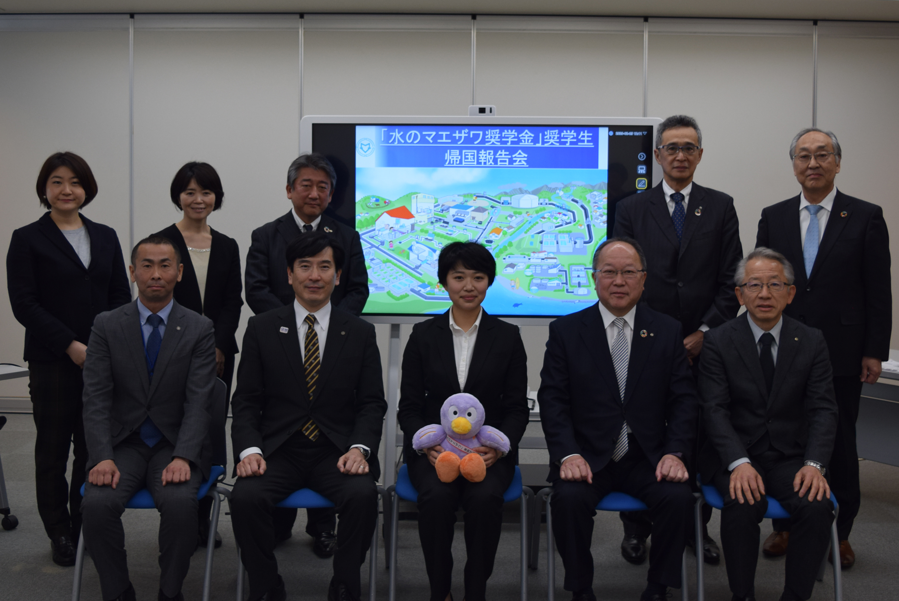 山本さんを囲み、当社社員と埼玉県県民生活部国際課、
埼玉県国際交流協会の皆様での記念撮影を行いました。